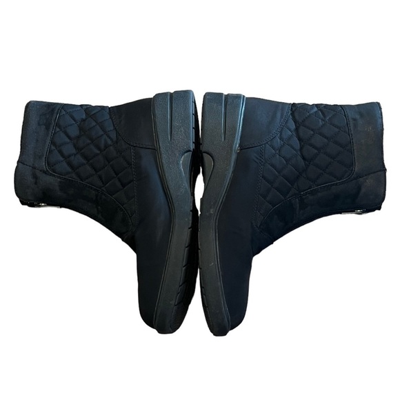 L.L. Bean black quilted gore-tex lined winter zip up boots - Picture 5 of 8